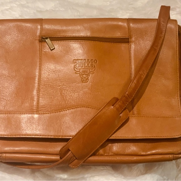 Genuine Leather CHICAGO BULLS NBA Embossed Messenger Laptop Bag Lin Edition NEW - Picture 2 of 16